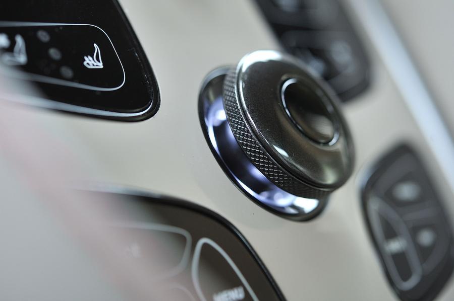 Детали интерьера Aston Martin Vanquish 2012 года  (UK) (фото 73 из 170)